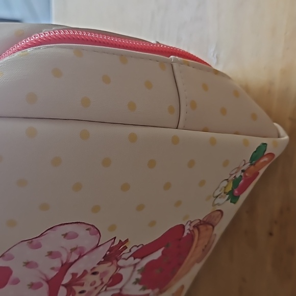 STRAWBERRY SHORTCAKE COSMETIC CASE - Picture 3 of 12